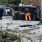 Polisens tekniker undersöker bilen.