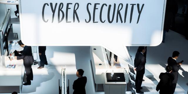 En skylt med texten ”Cyber Security” över Huaweis bås vid Cebit-mässan i Hannover 2016. Ole Spata / TT / NTB Scanpix