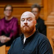 Petter Wallenberg och dragqueen Inga Tvivel, alias Jan Ericson, läser sagor i riksdagen.