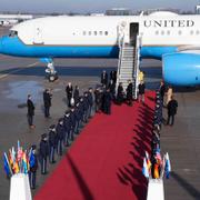 Kamala Harris landar i München inför mötet. Michael Probst / AP