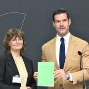 Utredaren Ingrid Utne och migrationsminister Johan Forssell.