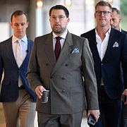 Sverigedemokraternas partiledare Jimmie Åkesson (SD) kommenterar valresultatet under en pressträff i riksdagen. Flankerad av presschef Oskar Cavalli-Björkman och Linus Bylund (SD).