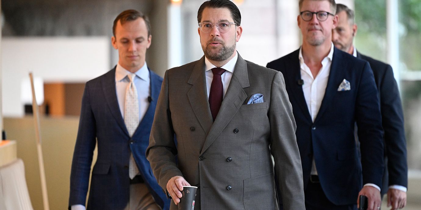 Sverigedemokraternas partiledare Jimmie Åkesson (SD) kommenterar valresultatet under en pressträff i riksdagen. Flankerad av presschef Oskar Cavalli-Björkman och Linus Bylund (SD).