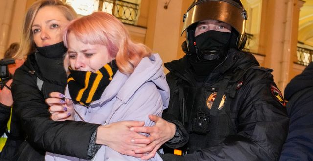 En kvinna protesterar mot kriget i St Petersburg. Dmitri Lovetsky / AP