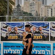 Valaffischer för Benjamin Netanyahus parti Likud i Tel Aviv. På affischerna står: ”Vi har en chans att vinna”.