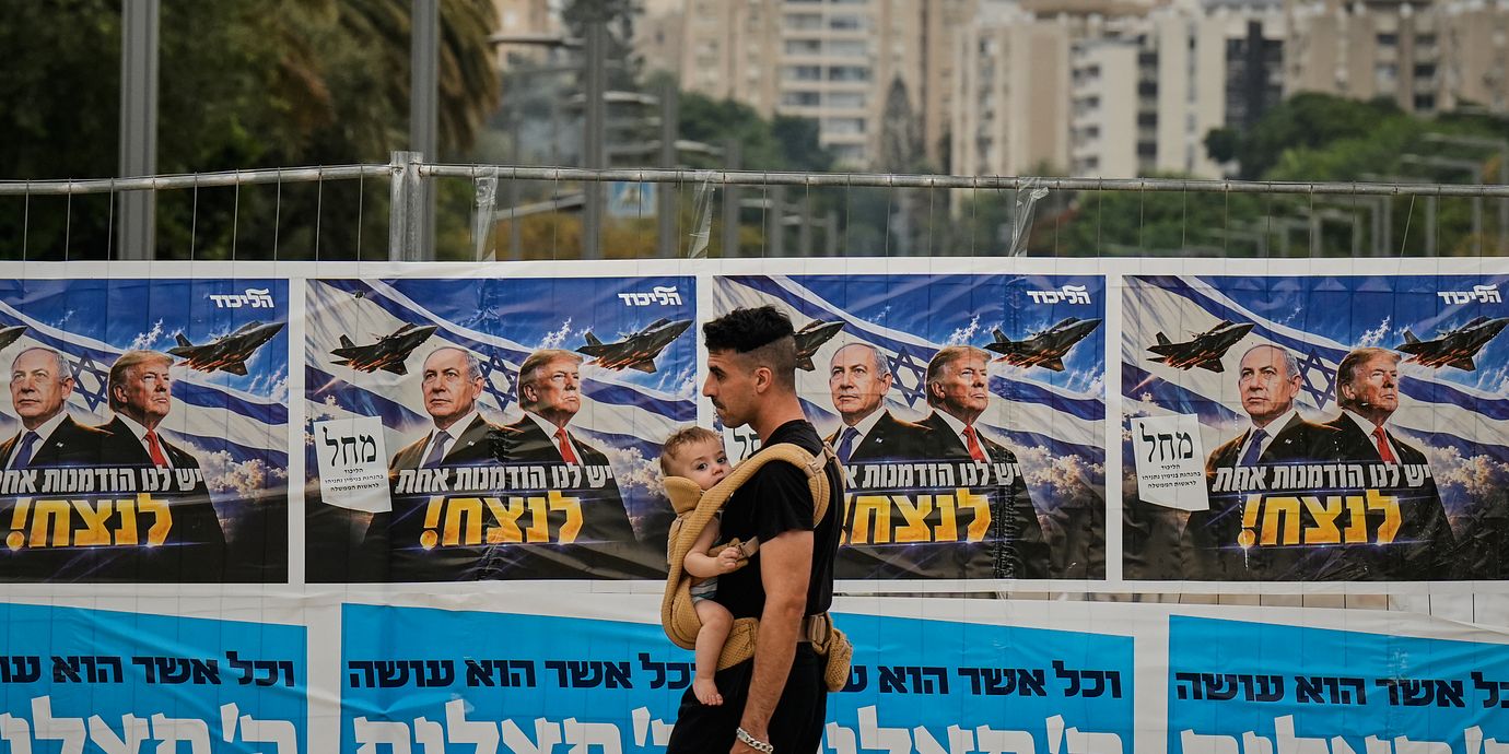 Valaffischer för Benjamin Netanyahus parti Likud i Tel Aviv. På affischerna står: ”Vi har en chans att vinna”.