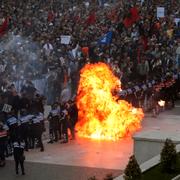 Bensinbomber kastas i Tirana.