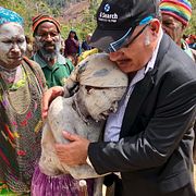 Papua Nya Guineas premiärminister besöker drabbade i staden Tari.