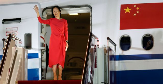 Huaweis finanschef Meng Wanzhou mötte jublande anhängare när hon landade i Shenzhen på lördagen, efter tre års husarrest i Kanada.  Jin Liwang / TT NYHETSBYRÅN