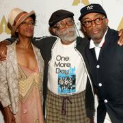 Spike Lee med sin syster manusförfattaren Joie Lee och deras pappa Bill Lee på en filmvisning i New York 2014.  