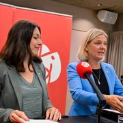 Socialdemokraternas partiledare Magdalena Andersson och arbetsmarknadspolitiska talesperson Teresa Carvalho under en pressträff inför Anderssons sommartal.  