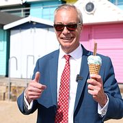 Nigel Farage med en glass efter att ha röstat i lokalvalen.