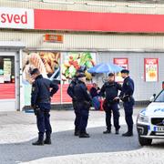 En skottskadad man hittades i Rågsved under fredagen. 