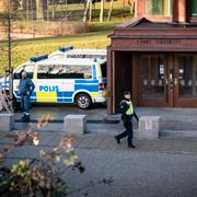 Polis utanför Lunds tingsrätt. 