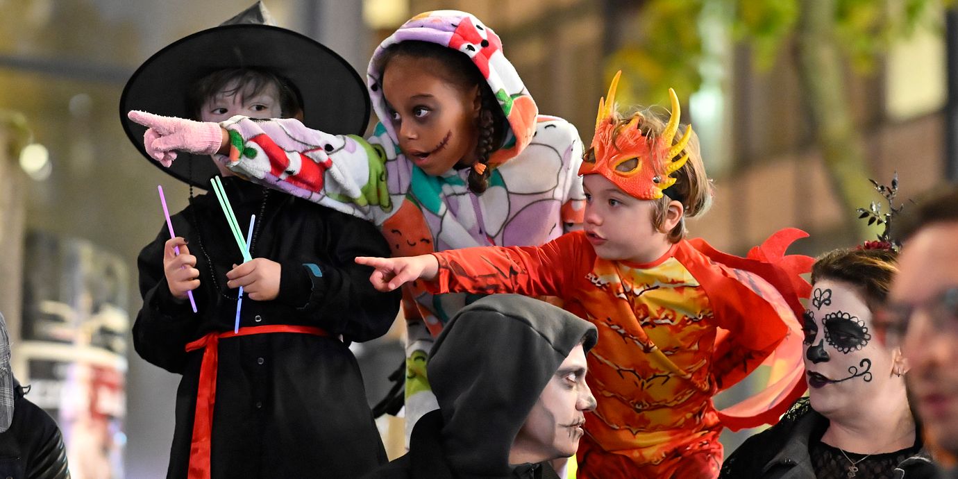 Barn under en Halloweenparad vid Sergels torg i Stockholm förra året.