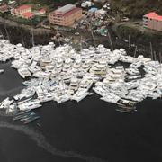 En flygbild över Saint-Barthélemy visar hur fritidsbåtar blåst in till strandkanten under orkanvindarna. 