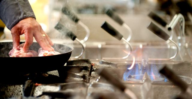 Matlagning i ett restaurangkök. PONTUS LUNDAHL / TT / TT NYHETSBYRÅN