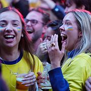 Fotbollssupportrar som valde att se premiärmatchen på nattklubben Trädgården i Stockholm.