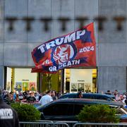 ”Trump eller döden” står det på en flagga utanför Trump Tower på fredagen. 