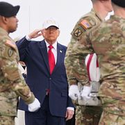 Donald Trump tar emot stupade soldater på lördagen.