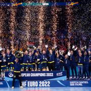 Sverige tar emot guldmedaljerna efter EM i handboll 2022. 