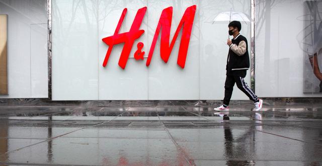 Utanför en H&M-butik i Peking.  Mark Schiefelbein / TT NYHETSBYRÅN