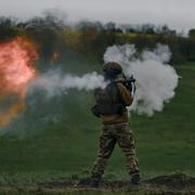 Ukrainsk soldat nära Vuhledar i östra Ukraina, arkivbild.  Libkos / AP