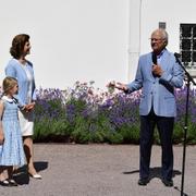 Prins Daniel, prins Oscar, kronprinsessan Victoria, prinsessan Estelle och drottning Silvia lyssnar till kung Carl Gustaf som håller tal på Solliden, Öland.