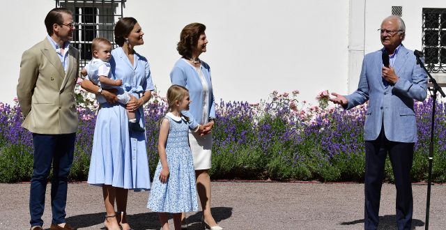 Prins Daniel, prins Oscar, kronprinsessan Victoria, prinsessan Estelle och drottning Silvia lyssnar till kung Carl Gustaf som håller tal på Solliden, Öland. Mikael Fritzon/TT / TT NYHETSBYRÅN