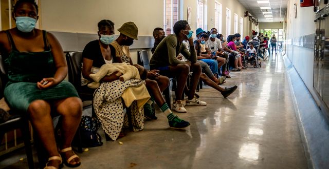 Människor väntar på vaccin i Sydafrika. Shiraaz Mohamed / AP