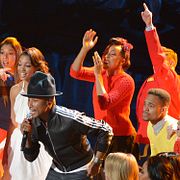 Pharrell Williams uppträder med låten Happy.