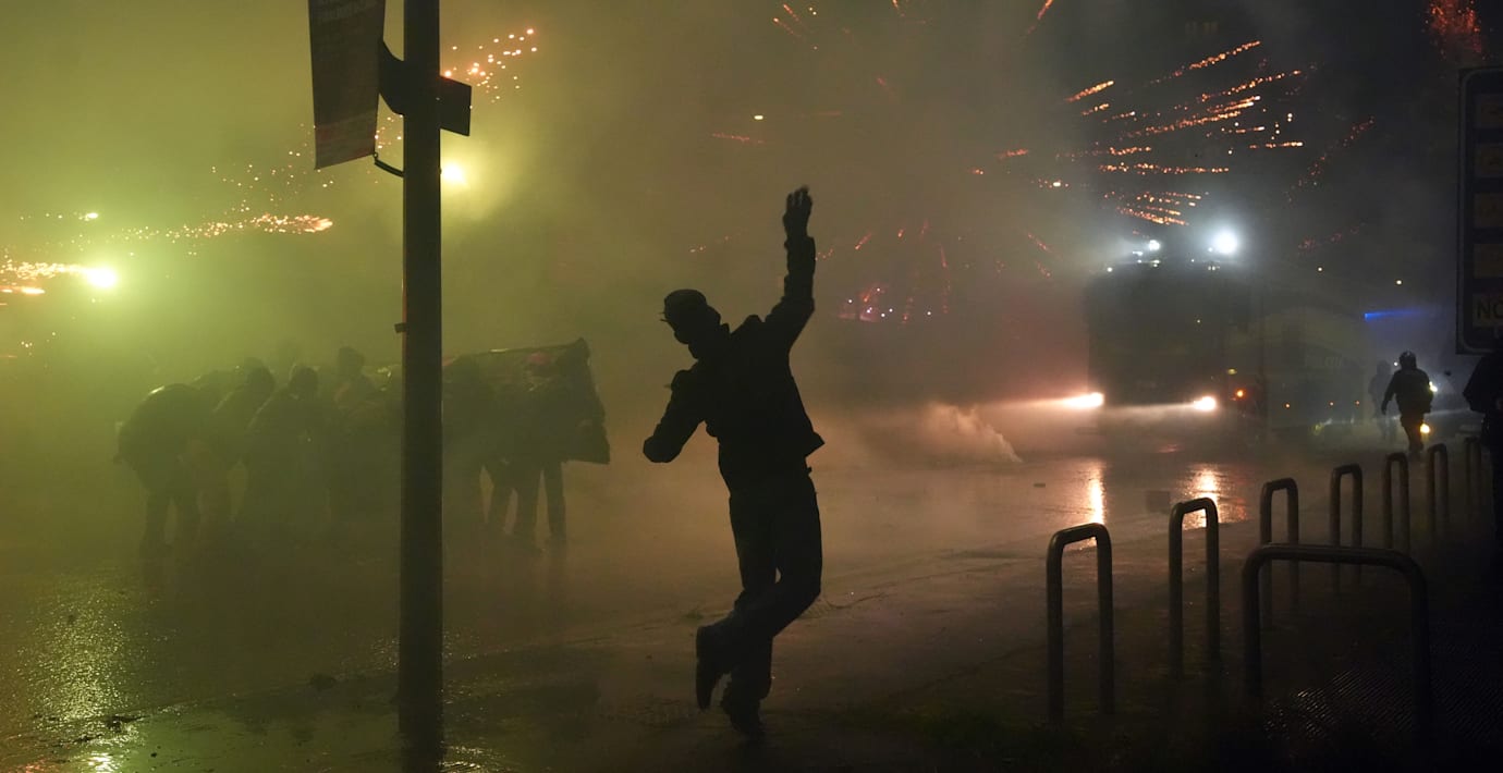 Demonstranter drabbade samman med polis under lördagskvällen. 