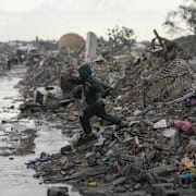 Barn i regnet i Gaza stad. 