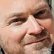 Fredrik Svenaeus, professor. Till höger ett barn som leker med en så kallad fidget spinner, som enligt vissa anses kunna hjälpa barn med adhd.