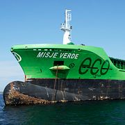 Handelsfartyget Misje Verde tros ha kolliderat med fritidsbåten. Här fotograferat den 30 juli, två dagar efter kollisionen.