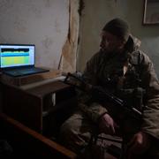 Ukrainsk soldat med elektronisk utrustning.