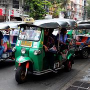 Typiska thailändska tuk-tuk.