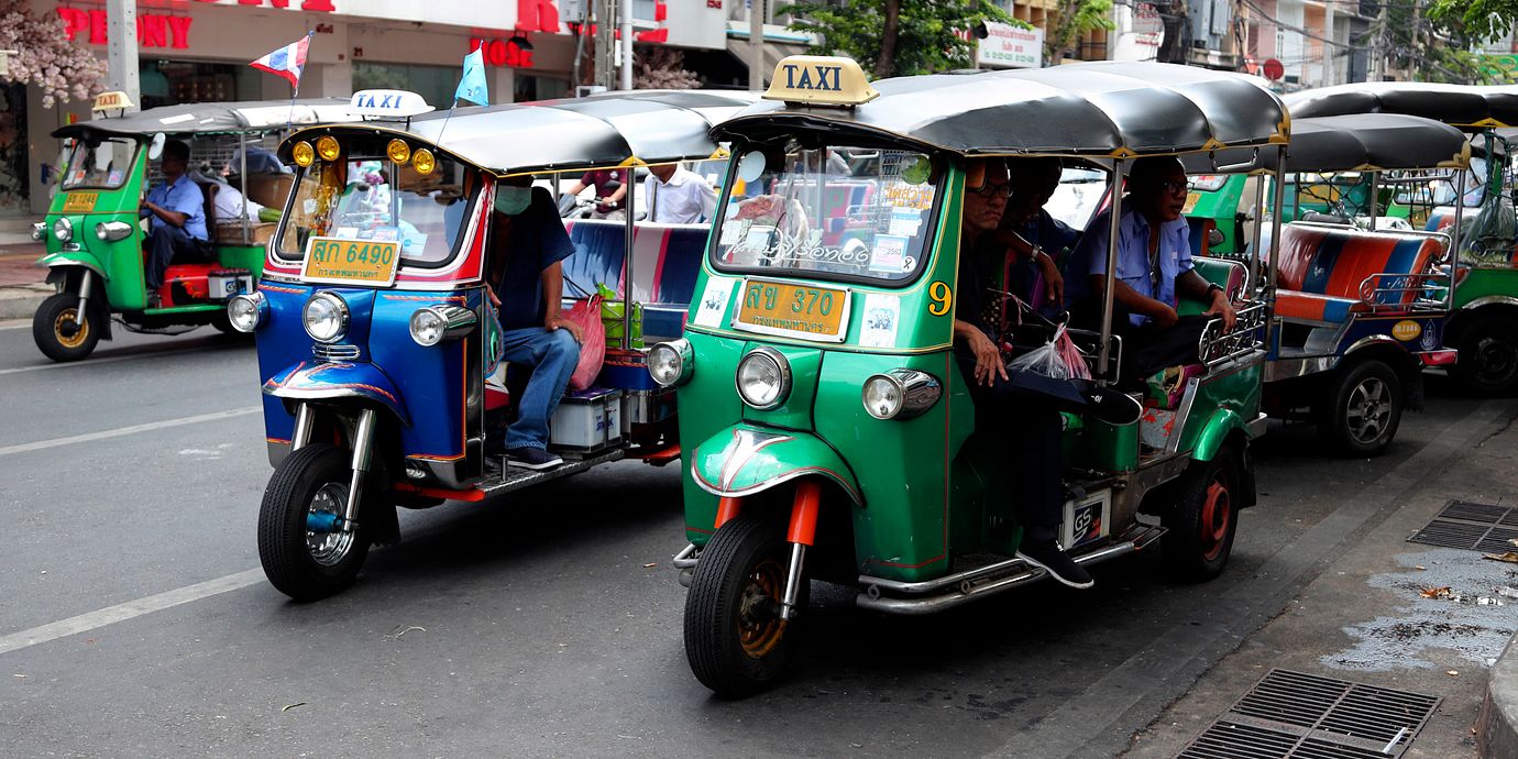 Typiska thailändska tuk-tuk.