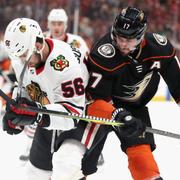 Erik Gustafsson (till vänster) i en tidigare match mot Anaheim Ducks. 