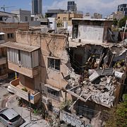 Skador i Tel Aviv efter iransk attack.