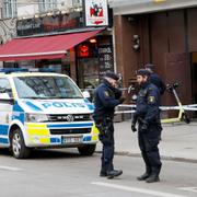 Polisen på plats utanför hotellet på Kungsholmen den 22 december.