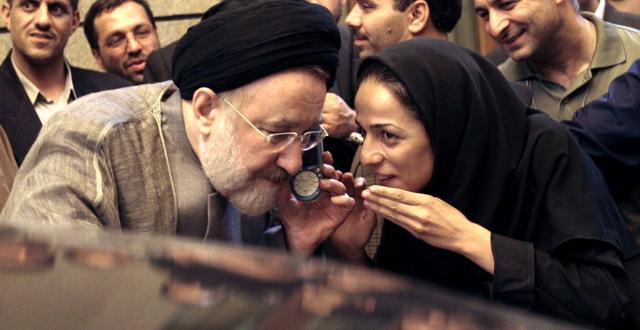 Masih Alinejad (höger) med Irans dåvarande president Mohammad Khatami 2005. Hassan Sarbakhshian / TT NYHETSBYRÅN