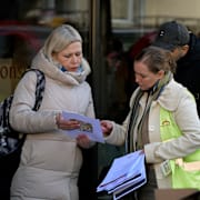 Illustrationsbild. Personer utanför Migrationsverket.