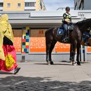 Ridande poliser i Husby.