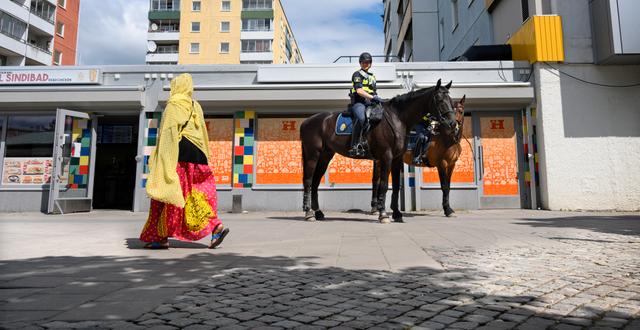 Ridande poliser i Husby. Anders Wiklund/TT / TT NYHETSBYRÅN