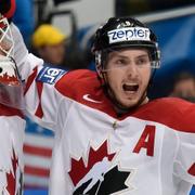 Kanadas målvakt Cam Talbot, till vänster, och forwarden Matt Duchene firar segern.