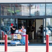 Shopping i Arninge norr om Stockholm. Arkivbild från juli 2023.