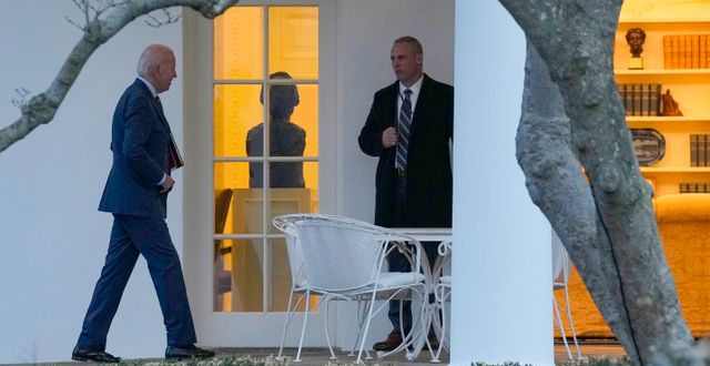 President Joe Biden på väg till Ovala rummet. Susan Walsh / AP