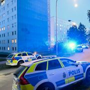 En person hittades skadad  efter larm om skottlossning i Flemingsberg i Huddinge söder om Stockholm på söndagskvällen.