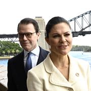 Kronprinsessan Victoria och prins Daniel är på besök i Australien. Här står de vid Sydneyoperan med Harbour Bridge i bakgrunden.
 Foto: Jonas Ekströmer / TT / kod 100300